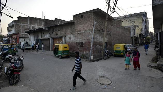 A view of an unauthorised colony at Mangolpur Khurd in New Delhi. In 1962, the number of such settlements were pegged at 110, with 221,000 residents. (Biplov Bhuyan/HT PHOTO)