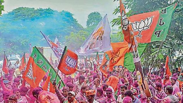 BJP party workers celebrate BJP’s victory in Maharashatra’s Assembly election at Sangli on Thursday.(Photo: PTI) BJP party workers celebrate BJP’s victory in Maharashatra’s Assembly election at Sangli on Thursday.(Photo: PTI)