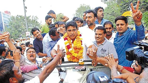 Independent candidate from Badshahpur constituency Rakesh Daulatabad during his victory procession after his win in the Haryana Assembly elections, at MG road, sector-14, in Gurugram. (Photo by Yogendra Kumar/ Hindustan Times) Independent candidate from Badshahpur constituency Rakesh Daulatabad during his victory procession after his win in the Haryana Assembly elections, at MG road, sector-14, in Gurugram. (Photo by Yogendra Kumar/ Hindustan Times)