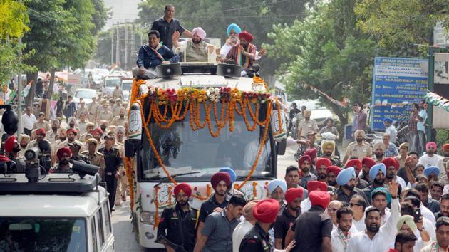 Punjab Chief Minister Capt Amarinder Singh with Congress candidate Balwinder Singh Dhaliwal (R) during a road show ahead of bypoll elections in Phagwara, Punjab.(Photo by Pardeep Pandit/Hindustan Times)