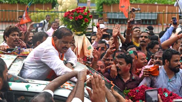 BJP Candidate Ganesh Naik with his supporters after winning Assembly Election at Airoli in Navi Mumbai.(Hindustan Times)