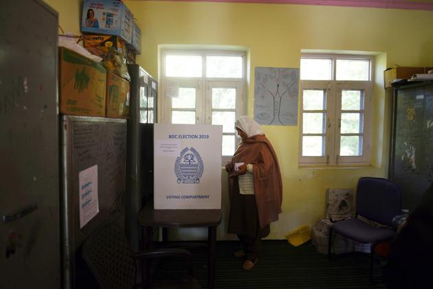 A village council member casts her vote at a polling station, in Chek Dara, on the outskirts of Srinagar, India, October 24, 2019. Polling in the Jammu and Kashmir block development council (BDC) began on Thursday morning amid tight security, with the Congress, National Conference and the PDP boycotting the first electoral exercise after abrogation of the state's special status. (Waseem Andrabi / Hindustan Times)