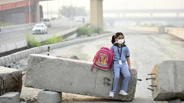 A girl wears pollution mask as she waits for her school bus on a smoggy morning at Mayur Vihar in New Delhi. (Biplov Bhuyan/HT PHOTO) A girl wears pollution mask as she waits for her school bus on a smoggy morning at Mayur Vihar in New Delhi. (Biplov Bhuyan/HT PHOTO)