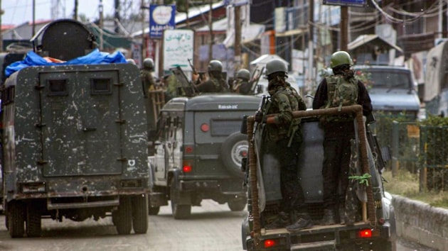 6 CRPF Personnel Hurt In Srinagar Grenade Attack | Latest News India ...