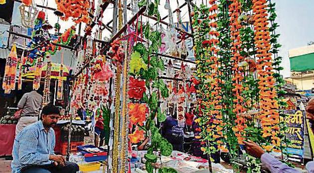 A roadside vendor selling decorative items in Agra on Saturday -- a day before Diwali celebrations. (HT) A roadside vendor selling decorative items in Agra on Saturday -- a day before Diwali celebrations. (HT)