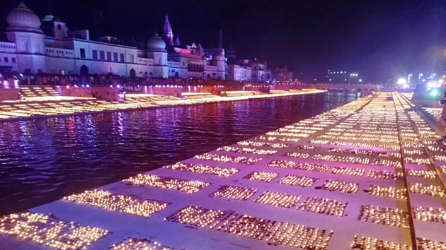 Thousands of people were seen at Ram Ki Paidi which was lit up in pink purple.(Dheeraj Dhawan/ HTphoto)