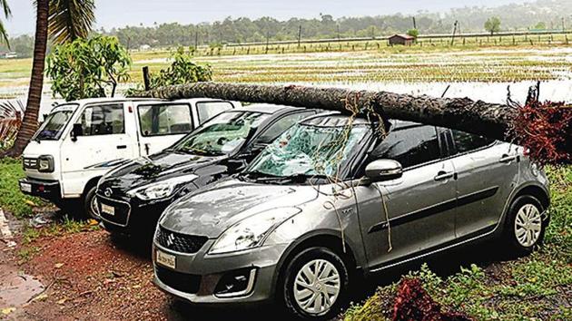 Strong winds due to Cyclone Kyarr uprooted trees in Goa on Friday, damaging vehicles.(ANI)