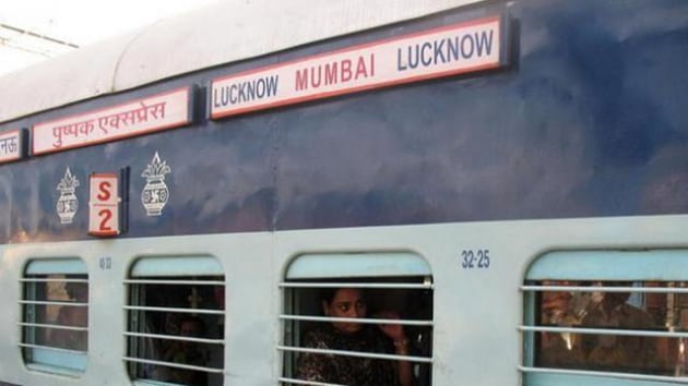 No passengers were hurt in the mishap that occurred around 11.30 am, said chief spokesperson of central railways Shivaji Sutar.(livehindustan)