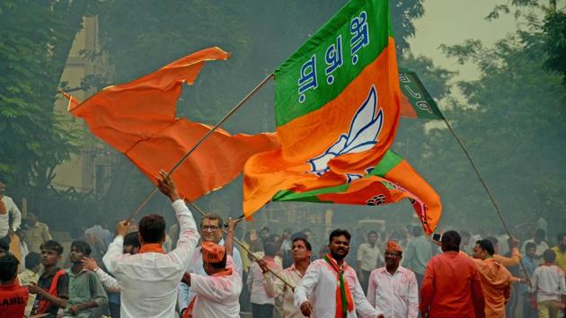 The Bharatiya Janata Party (BJP) and Shiv Sena alliance has won 161 assembly constituencies (ACs) in the Maharashtra assembly elections.(Hindustan Times) The Bharatiya Janata Party (BJP) and Shiv Sena alliance has won 161 assembly constituencies (ACs) in the Maharashtra assembly elections.(Hindustan Times)
