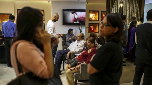 Gold?sales on the most auspicious day in India to buy the metal tumbled this year as high prices and concerns about an economic slowdown saw customers limit purchases.(Bloomberg photo)