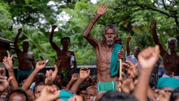 Farmers shavethe head of a fellow in protest as a gesture in Chennai demanding profitable prices for their products and waver of their debts. (Arun Sankar / AFP) Farmers shavethe head of a fellow in protest as a gesture in Chennai demanding profitable prices for their products and waver of their debts. (Arun Sankar / AFP)