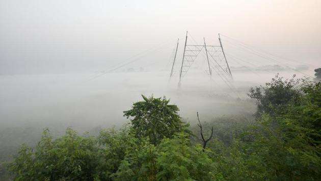 Heavy fog engulfs a field in Mayur Vihar in New Delhi. (Biplov Bhuyan / HT Photo) Heavy fog engulfs a field in Mayur Vihar in New Delhi. (Biplov Bhuyan / HT Photo)