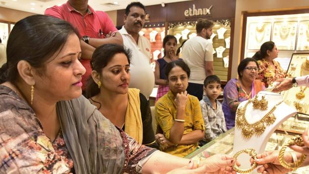 People purchasing gold jewellery at one of the showroom in fountain. (Gurpreet Singh/HT Photo) People purchasing gold jewellery at one of the showroom in fountain. (Gurpreet Singh/HT Photo)