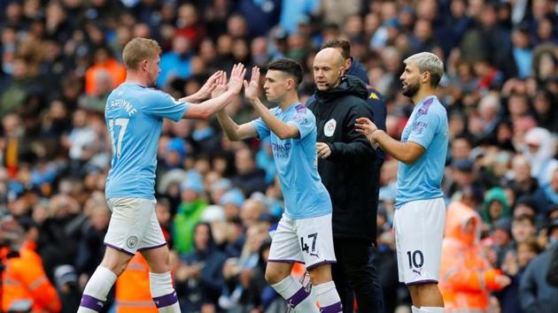 Premier League - Manchester City v Aston Villa - Etihad Stadium, Manchester, Britain - October 26, 2019 Manchester City's Phil Foden comes on as a substitute to replace Kevin De Bruyne as Sergio Aguero prepares to come on as a substitute. (REUTERS) Premier League - Manchester City v Aston Villa - Etihad Stadium, Manchester, Britain - October 26, 2019 Manchester City's Phil Foden comes on as a substitute to replace Kevin De Bruyne as Sergio Aguero prepares to come on as a substitute. (REUTERS)