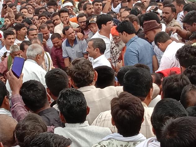 BJP MP Sakshi Maharaj with Kuldeep Sengar at the Pariyar Ghat of Unnao district on Monday morning.(Sourced)