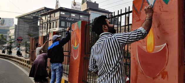 Volunteers beautifying Agra on Sunday morning. Diwali was celebrated on the day. (HT) Volunteers beautifying Agra on Sunday morning. Diwali was celebrated on the day. (HT)