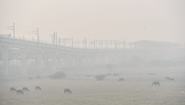 Heavy smog engulfed the National Capital Region, a day after Diwali in early hours of morning (Sanchit Khanna/ HT Photo) Heavy smog engulfed the National Capital Region, a day after Diwali in early hours of morning (Sanchit Khanna/ HT Photo)
