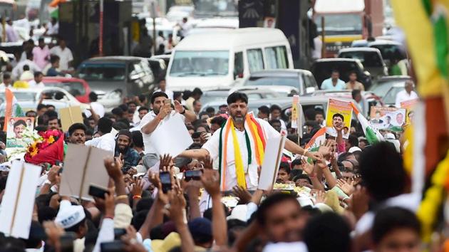 Not allies': Siddaramaiah criticises DK Shivakumar for holding JD(S) flag |  Latest News India - Hindustan Times