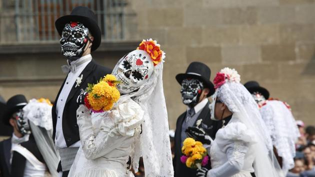Mexico City: Performers in costume attend a Day of the Dead parade in Mexico City, Sunday, Oct. 27, 2019. The parade on Sunday marks the fourth consecutive year that the city has borrowed props from the opening scene of the James Bond film, "Spectre," in which Daniel Craig's title character dons a skull mask as he makes his way through a crowd of revelers. (AP)