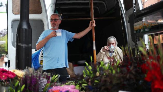 Florist Bill Elliott, 56, drinks a cup of tea with friend Shirley Williams whilst waiting for customers. For many voters in Streatham, leaving the EU is just as worrying a prospect as it was when the referendum was held in June 2016. For Bill Elliott, who has sold flowers on the streets of London since he was 13, the promise of Brexit is fading. (Hannah McKay / REUTERS)