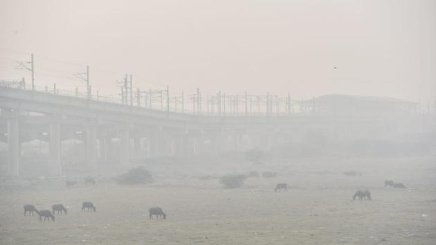 Smog left over the national capital on Monday morning, severely cutting visibility. In the run up to Diwali this year, the air quality had been much cleaner in comparison to days preceding the festival since 2016. Experts had warned that the real test would start after Diwali. On Saturday, a day before Diwali, AQI was 287 (poor) compared to 338 (very poor) on the festival’s eve last year. (Sanchit Khanna / HT Photo)