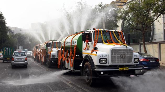 EDMC tankers spraying water on roads, in New Delhi.(ANI photo)