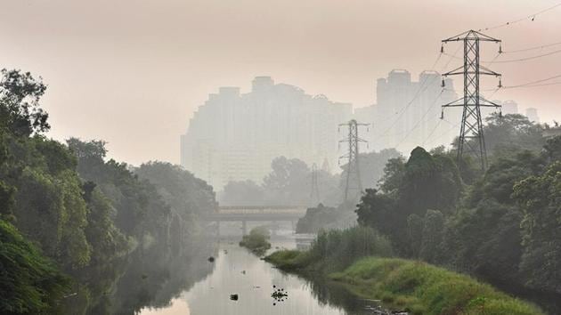 SAFAR data showed that only 5% of the PM 2.5 levels recorded in Delhi came from stubble burning emissions on Wednesday.(HT Photo)