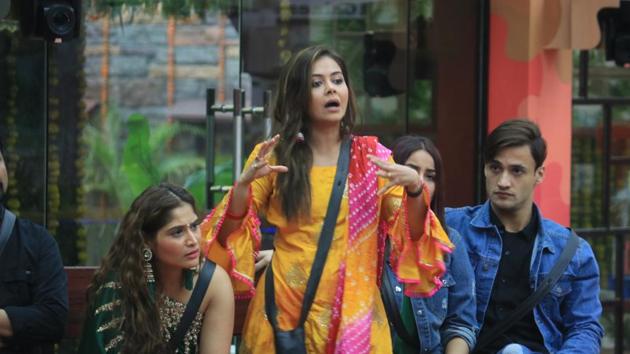 Bigg Boss 13: Devoleena Bhattacharjee tries to explain herself as Farah Khan plays the judge inside the house.