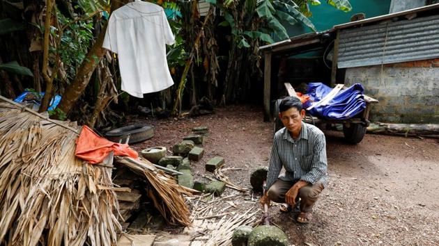 Nguyen Dinh Gia shows a barbell which was used by his son, a suspected victim of 39 deaths in a truck container in UK near London last week, at home in Ha Tinh province, Vietnam. “If he took the ‘VIP’ route, there’s a 1% chance he was captured. It’s the safest and most expensive route,” said Gia, who fears his son Nguyen Dinh Luong was among the 39 migrants. Most are believed to have been Vietnamese. (Kham / REUTERS)
