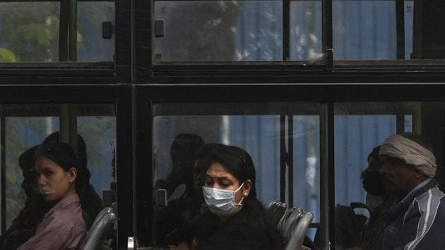 People wearing pollution masks to protect against air pollution as heavy smog descends on the national capital. (HT photo/ Biplov Bhuyan) People wearing pollution masks to protect against air pollution as heavy smog descends on the national capital. (HT photo/ Biplov Bhuyan)