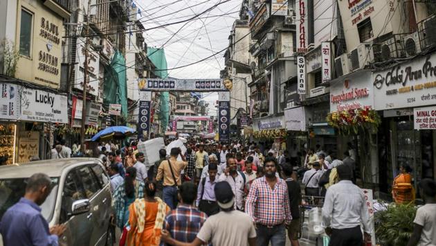 Pedestrians walk past stores in the Zaveri Bazaar in Mumbai. Prices in the world’s second-biggest gold consumer remain near the record reached last month, while the country’s growth has slipped to a six-year low, unemployment is rising and a lending crisis is affecting cash flow. (Dhiraj Singh / Bloomberg)