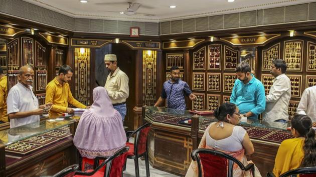 Employees assist customers inside the Zaveri Kapoorchand Lalchand jewellery store. India’s gold imports fell for a third month in September to the lowest in more than three years as jewellers cut purchases on poor demand. Sales were as much as 20% lower than last year as customers shied away from making big purchases N. Anantha Padmanaban, chairman of the All India Gem and Jewellery Domestic Council said. (Dhiraj Singh / Bloomberg)