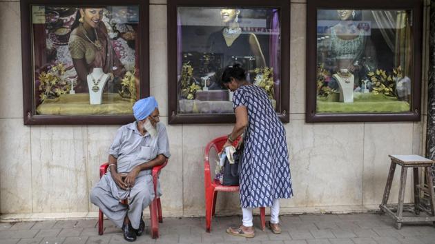 Pedestrians in front of displays outside a jewellery store. India’s peak wedding season begins soon after Diwali, making the final quarter typically the strongest for gold demand. Some buyers are combining their festival and wedding purchases, marking a structural change that’s occurring as prices go higher, according to Chirag Sheth, consultant at London-based Metals Focus Ltd. (Dhiraj Singh / Bloomberg)