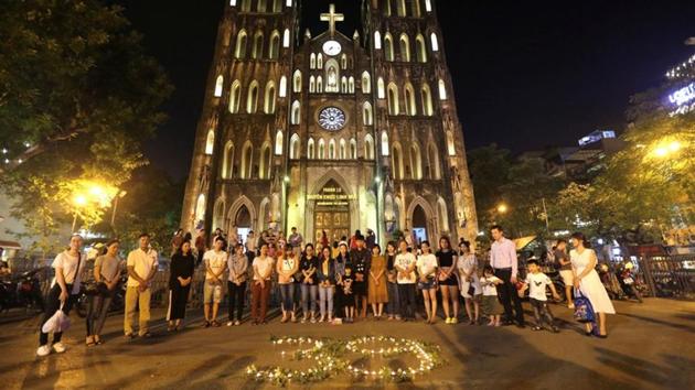 Residents light candles for the 39 people, in front of Hanoi Cathedral. Several migrants, families and experts gave the 11,000 pounds figure as the going rate to be smuggled from Germany or France to Britain. “Luong told me he chose the ‘VIP’ route, so I don’t understand how he ended up on this path,” Gia added. That could be because there was no “VIP” route for Luong’s sea crossing from mainland Europe into Britain. (REUTERS)