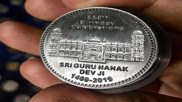 One side of the coin reads, 550th Birthday Celebrations Sri Guru Nanak Dev Ji 1469-2019 with a gurudwara carved on it whereas on the other side it reads Islamic Republic Pakistan and Rs 50 with Pakistan’s symbol - a moon and a star(ht photo)
