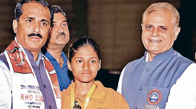 Janhavi Pethe (centre) is from Khandobachiwadi in Solapur and a player of Team Maharashtra. (HT PHOTO) Janhavi Pethe (centre) is from Khandobachiwadi in Solapur and a player of Team Maharashtra. (HT PHOTO)