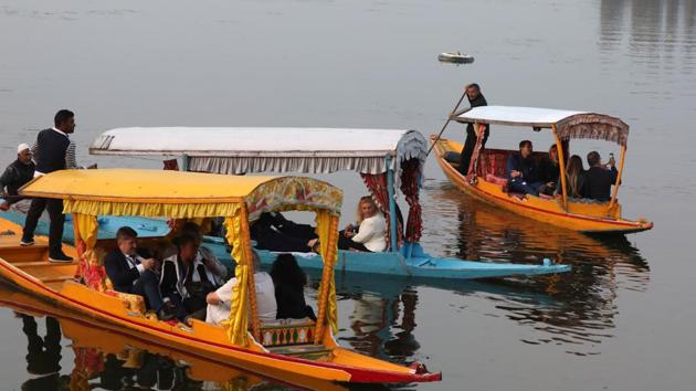 A delegation of European Union lawmakers takes ride in shikaras in the Dal Lake, in Srinagar, Jammu and Kashmir.(HT photo/Waseem Andrabi)