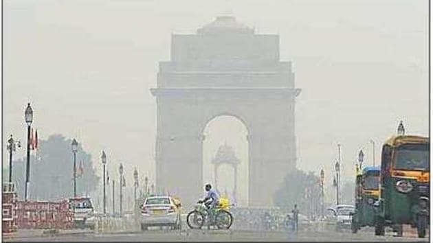 India Gate engulfed in dense smog. (HT photo/Amal KS) India Gate engulfed in dense smog. (HT photo/Amal KS)