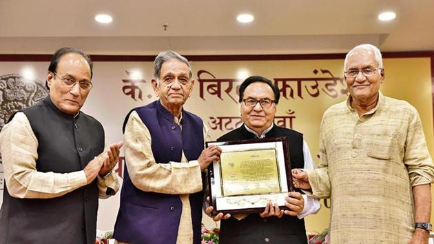 Renowned author Govind Mishra presented the 28th Vyas Samman to Jagoori, saying the love that is celebrated in his poetry is capable of bringing freshness even to a city as polluted as Delhi. (Sanjeev Verma/HT) Renowned author Govind Mishra presented the 28th Vyas Samman to Jagoori, saying the love that is celebrated in his poetry is capable of bringing freshness even to a city as polluted as Delhi. (Sanjeev Verma/HT)