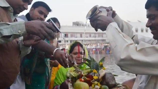 Chhath Puja is an age-old Hindu festival which is dedicated to Lord Surya and Chhathi Maiya.(HT File Photo)