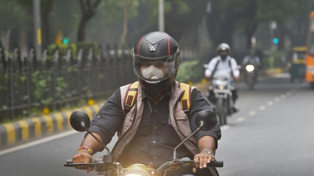 A man rides a motor bike wearing a face mask due to rise in pollution, in New Delhi. (Amal KS/HT PHOTO) A man rides a motor bike wearing a face mask due to rise in pollution, in New Delhi. (Amal KS/HT PHOTO)