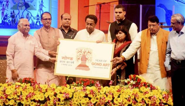 Madhya Pradesh Chief Minister Kamal Nath along with his predecessor Shivraj Singh Chouhan releases a poster on Year of Gond Art during 64th foundation day celebration programme of Madhya Pradesh, at Lal Parade ground in Bhopal on Friday.(PTI)