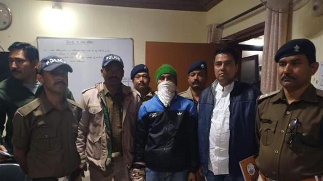 Police with the arrested man in Pithoragarh. (HT photo) Police with the arrested man in Pithoragarh. (HT photo)