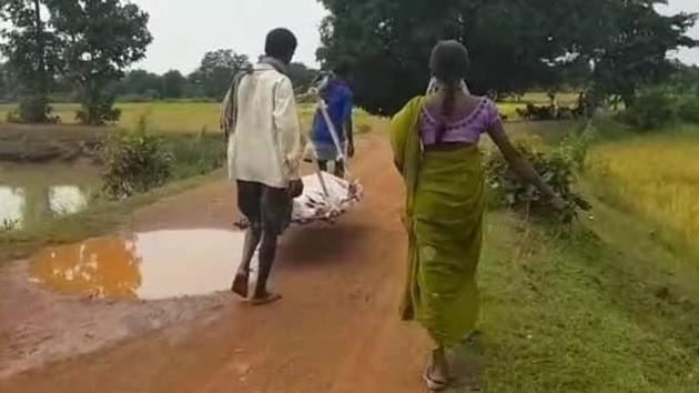 Family of Odisha tribal woman carry her body on a sling for 30 km | Latest News India