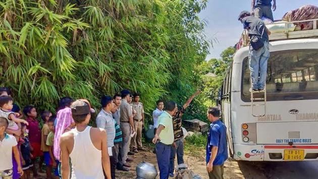 The Brus blocked the road between Dasda and Anandabazar in Kanchanpur in Tripura’s North district from 5am and continued till 5pm.(PTI File) The Brus blocked the road between Dasda and Anandabazar in Kanchanpur in Tripura’s North district from 5am and continued till 5pm.(PTI File)