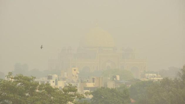 Humayun tomb engulfed with dense haze and low visibility on Friday. (Amal KS/HT Photo) Humayun tomb engulfed with dense haze and low visibility on Friday. (Amal KS/HT Photo)