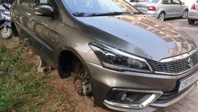 The Maruti Suzuki Ciaz without its wheels at Sector 16 in Chandigarh. (HT PHOTO) The Maruti Suzuki Ciaz without its wheels at Sector 16 in Chandigarh. (HT PHOTO)
