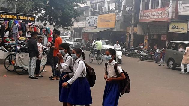 Students in Bathinda wear face masks amid a layer of smog. (Sanjeev Kumar/HT) Students in Bathinda wear face masks amid a layer of smog. (Sanjeev Kumar/HT)