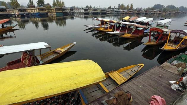 A man sleeps next to parked "Shikaras" or boats on the banks of Dal Lake in Srinagar, October 30, 2019. REUTERS/Danish Ismail (REUTERS) A man sleeps next to parked "Shikaras" or boats on the banks of Dal Lake in Srinagar, October 30, 2019. REUTERS/Danish Ismail (REUTERS)