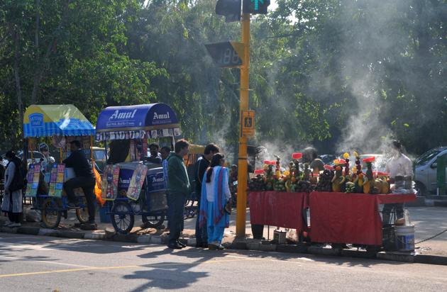 MC commissioner KK Yadav said the process to shift vendors will begin on November 5(HT PHOTO) MC commissioner KK Yadav said the process to shift vendors will begin on November 5(HT PHOTO)